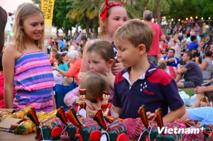 Trẻ em Australia thích thú ngắm những con rối nước. (Ảnh: Vietnam+)