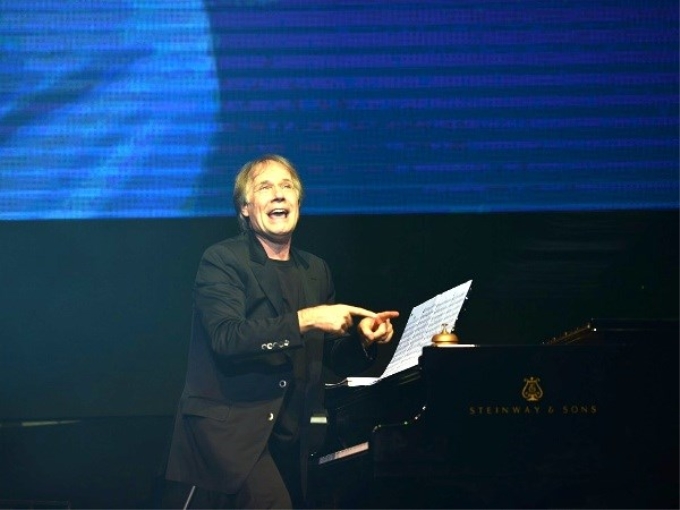 Huyền thoại dương cầm Richard Clayderman trên sân khấu đêm 23/8 tại Hà Nội.