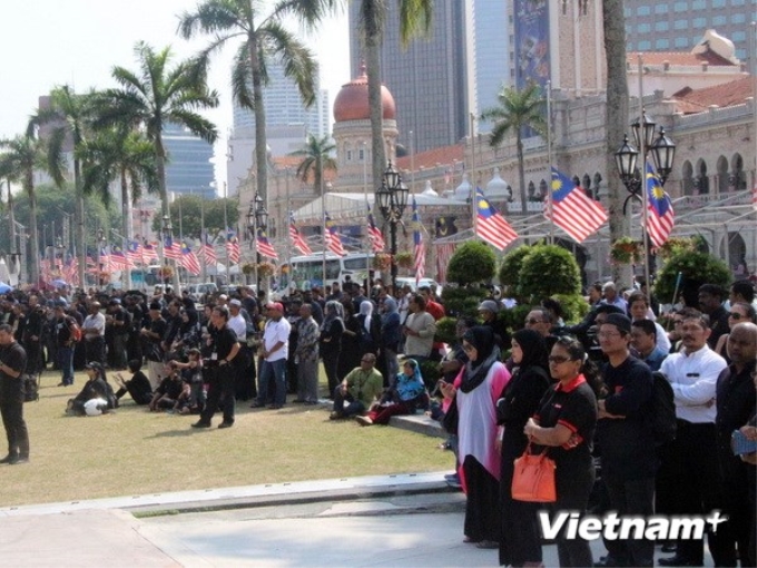 Hàng nghìn người dân Malaysia và khách quốc tế tham dự tưởng niệm các nạn nhân MH17 tại Quảng trường Độc Lập. (Ảnh: Vietnam+)