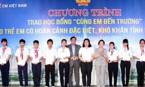 Phó Chủ tịch nước Nguyễn Thị Doan trao học bổng "Cùng em đến trường"