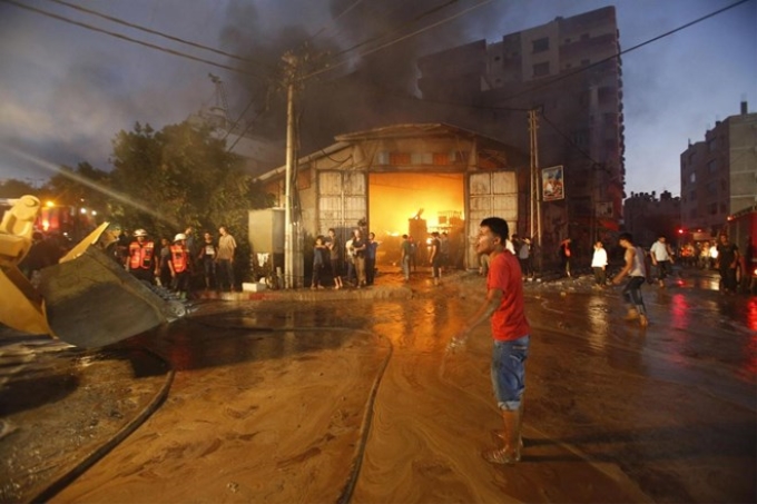 Khói bốc từ một ngôi nhà trúng đạn pháo của quân đội Israel ở Gaza. (Nguồn: AP)