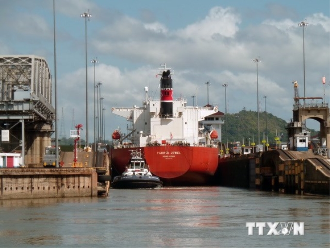 Tàu chở hàng đi qua Kênh đào Panama. (Ảnh: AFP/TTXVN)