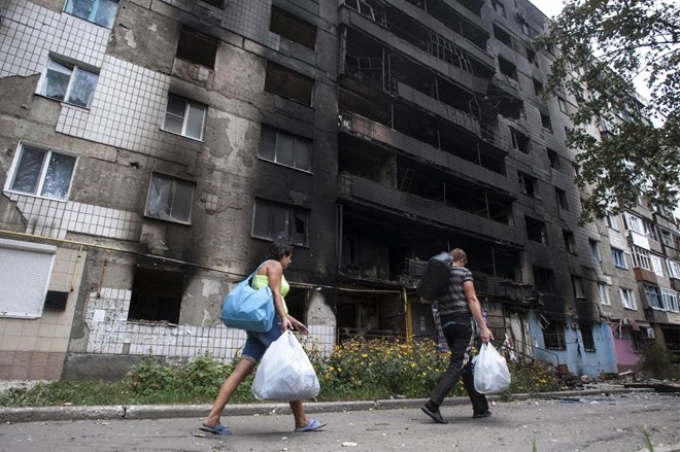 Người dân rút khỏi thành phố Shakhtarsk ở vùng Donetsk để đi lánh nạn. (Nguồn: AFP)