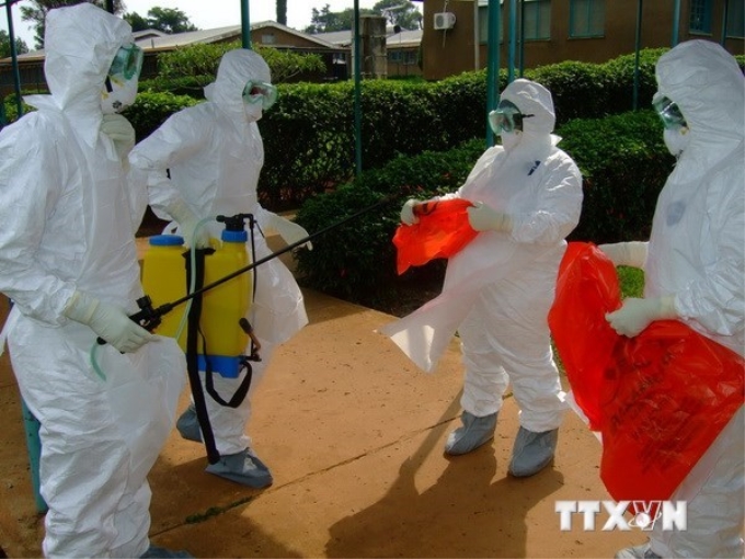 Nhân viên WHO trong trang phục bảo hiểm chuẩn bị vào bệnh viện Kagadi ở Uganda, nơi bệnh sốt Ebola bùng phát. (Nguồn: AFP/TTXVN)