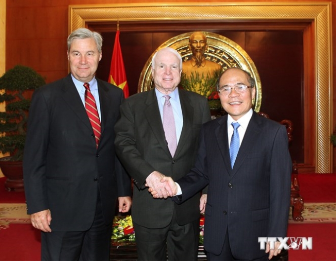 Chủ tịch Quốc hội Nguyễn Sinh Hùng tiếp hai thượng nghị sỹ John McCain (giữa) và Sheldon Whitehouse (bên trái). (Ảnh: TTXVN),