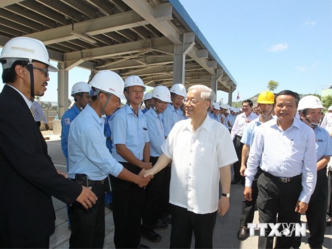 Tổng Bí thư Nguyễn Phú Trọng với cán bộ, công nhân viên và chuyên gia Nhà máy nhiệt điện Nghi Sơn, Thanh Hóa. (Ảnh: TTXVN)