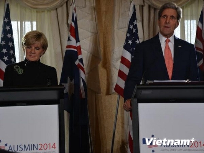 Ngoại trưởng Mỹ John Kerry (phải) và Ngoại trưởng Australia Julie Bishop (trái) tại AUSMIN 2014. (Ảnh: Võ Giang/Vietnam+)