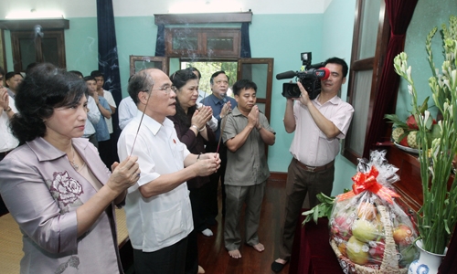 Lãnh đạo Đảng, Nhà nước dâng hương, tưởng nhớ Chủ tịch Hồ Chí Minh