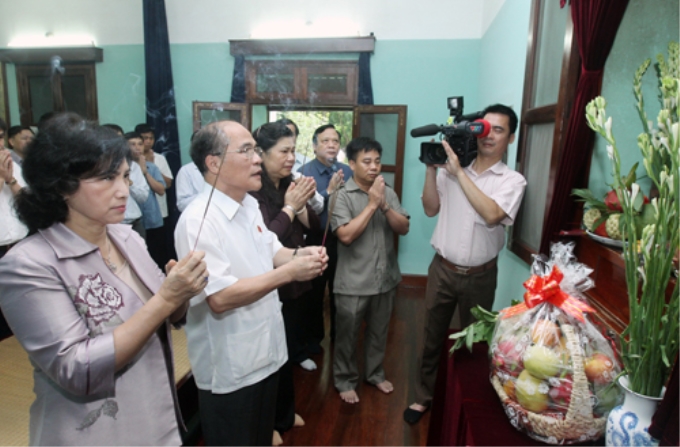 Chủ tịch Quốc hội Nguyễn Sinh Hùng cùng các đồng chí lãnh đạo của Quốc hội đến dâng hương tưởng niệm Bác Hồ tại ngôi nhà 67. Ảnh: Nhan Sáng-TTXVN