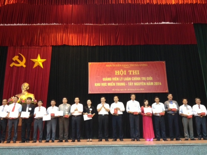 Phó trưởng ban Ban Tuyên giáo Trung ương Phạm văn Linh trao Giấy chứng nhận  tham dự Hội thi cho các thí sinh (Ảnh: QB))