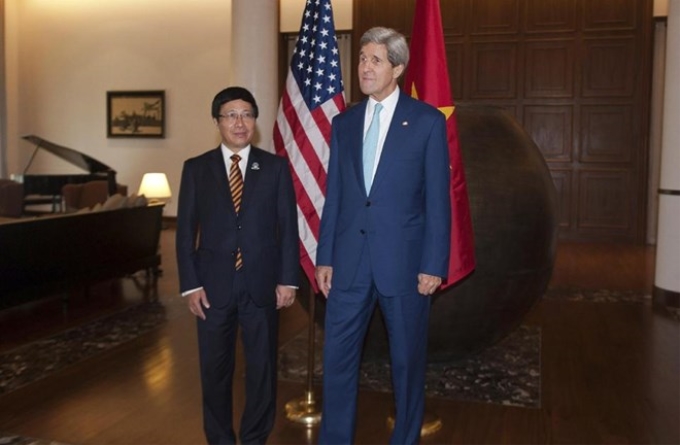 Bộ trưởng Ngoại giao Phạm Bình Minh tiếp xúc Ngoại trưởng Mỹ John Kerry bên lề AMM (Nguồn: AP)