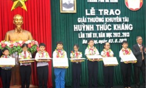 Giải khuyến tài Huỳnh Thúc Kháng vinh danh 33 học sinh tiêu biểu