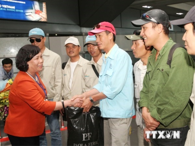 Bộ trưởng Bộ Lao động-Thương binh và Xã hội Phạm Thị Hải Chuyền đón lao động trở về từ Libya. (Ảnh: Anh Tuấn/TTXVN)