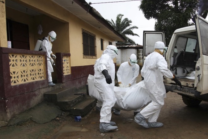 Nhân viên y tế đưa một xác bệnh nhân Ebola tới bệnh viên (Nguồn: AP)