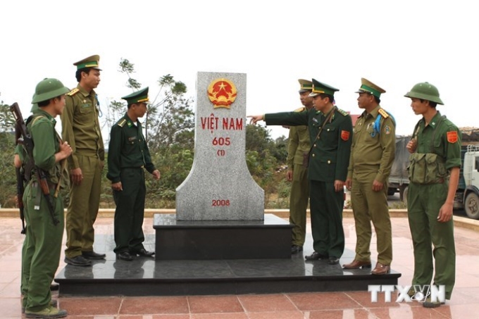 Lực lượng vũ trang hai nước Việt-Lào phối hợp bảo vệ cột mốc biên giới 605 trên biên giới hai nước. (Ảnh minh họa: Anh Tôn/TTXVN)