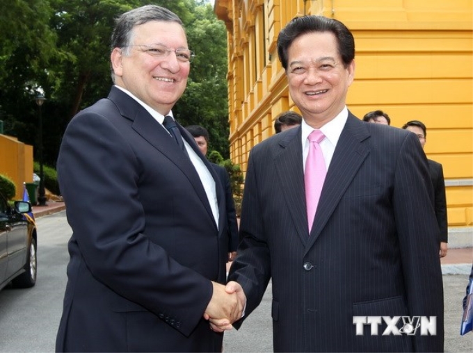 Thủ tướng Nguyễn Tấn Dũng đón Chủ tịch Ủy ban châu Âu José Manuel Barroso. (Ảnh: Đức Tám/TTXVN)