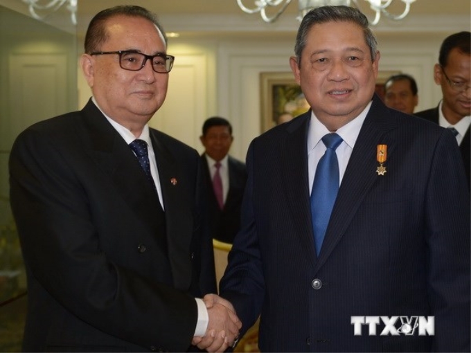 Tổng thống Indonesia Yudhoyono (phải) gặp Ngoại trưởng Triều Tiên Ri Su Yong. (Nguồn: AFP/TTXVN)