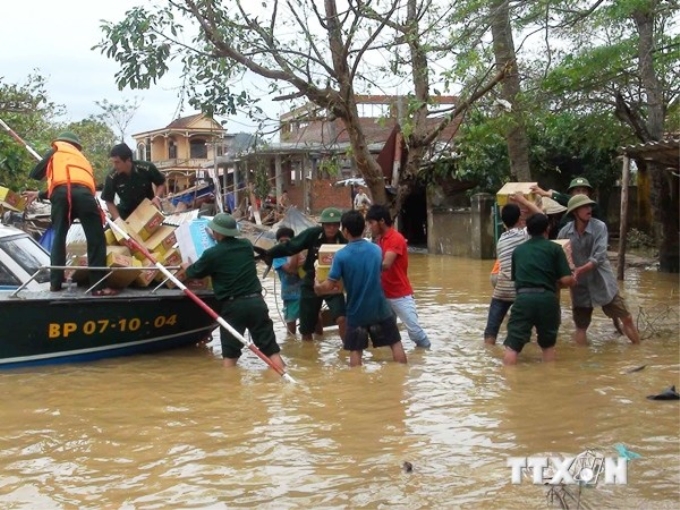 Bộ đội biên phòng đưa hàng cứu trợ đến giúp đỡ người dân. (Nguồn: Đức Thọ/TTXVN)