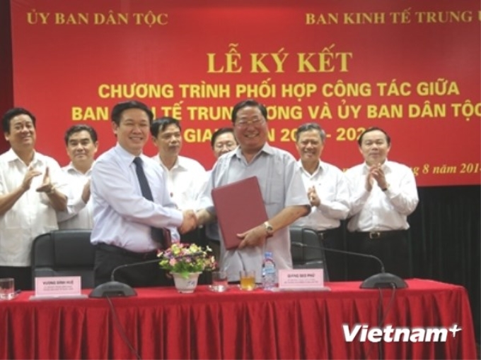 Ban Kinh tế Trung ương Ký kết chương trình phối hợp công tác với Ủy ban Dân tộc. (Ảnh: Thanh Liêm)