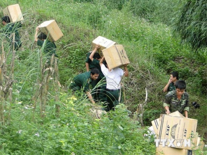 Bắt giữ thuốc lá vận chuyển trái phép qua biên giới. (Ảnh: Hồ Cầu/TTXVN)