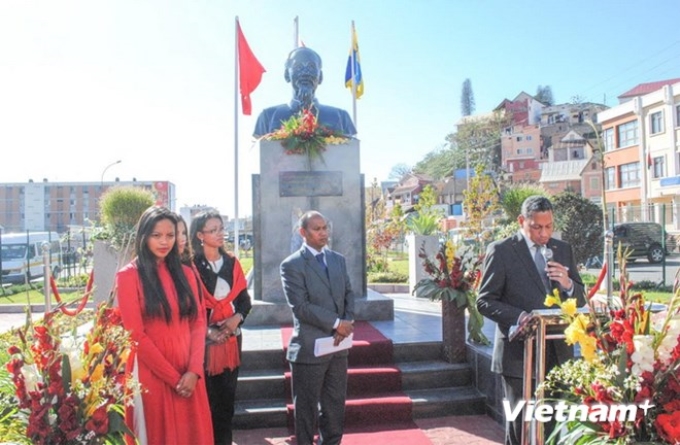 Thị trưởng Antananarivo Ny Hasina Andriamanjoto phát biểu tại buổi lễ khánh thành tôn tạo di tích Quảng trường Hồ Chí Minh và Tượng đài Bác Hồ. (Ảnh Minh Đức/Vietnam+)