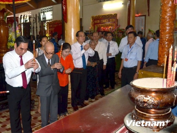 Ông Lê Hồng Anh dâng hương tại đình Nguyễn Trung Trực. (Ảnh: Bùi Trường Giang/Vietnam+)