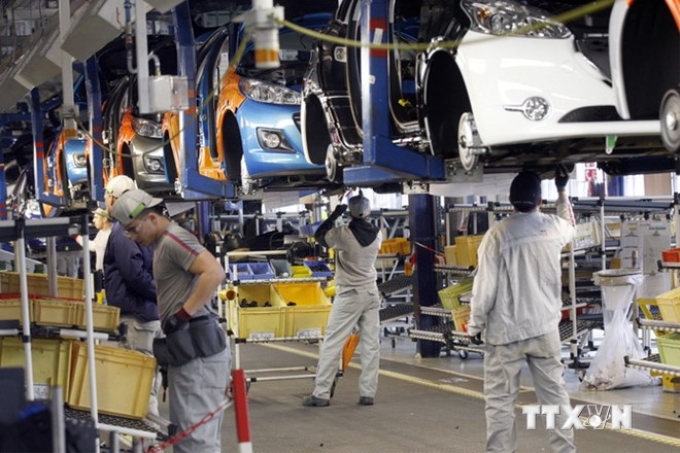 Công nhân làm việc trong nhà máy sản xuất xe Peugeot-Citroen tại Poissy, gần thủ đô Paris (Pháp). (Ảnh minh họa: AFP/TTXVN)