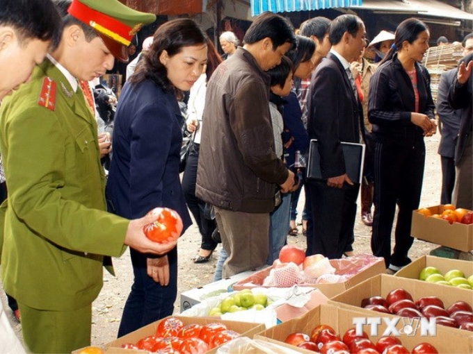 Nhiều loại quả nhập ngoại bày bán ở chợ Long Biên, quận Ba Đình không rõ nguồn gốc hàng hoá. (Ảnh: Hữu Oai/TTXVN)