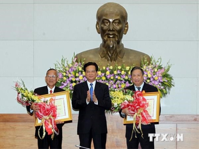 Thủ tướng Nguyễn Tấn Dũng trao tặng Huân chương Hồ Chí Minh cho các nguyên Phó Thủ tướng Trương Vĩnh Trọng và Phạm Gia Khiêm. (Ảnh: Đức Tám/TTXVN)