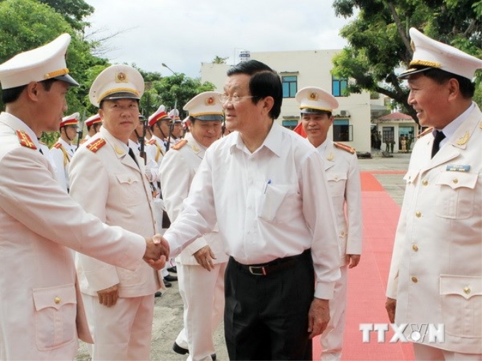 Chủ tịch nước Trương Tấn Sang thăm cán bộ, chiến sỹ Công an tỉnh Kon Tum. (Ảnh: Nguyễn Khang/TTXVN)