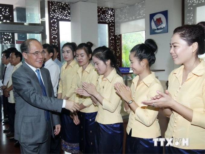 Chủ tịch Quốc hội Nguyễn Sinh Hùng gặp gỡ cán bộ, nhân viên Ngân hàng Lào-Việt. (Ảnh: Nhan Sáng/TTXVN)