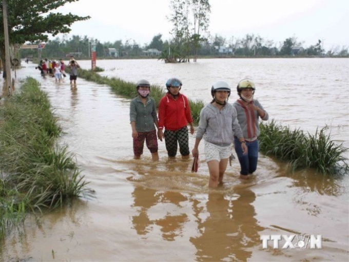 Bão lũ gây ngập đường. (Ảnh: Trần Lê Lâm/TTXVN)