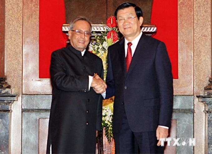 Chủ tịch nước Trương Tấn Sang đón Tổng thống Cộng hòa Ấn Độ Pranab Mukherjee. (Ảnh : Nguyễn Khang/TTXVN)