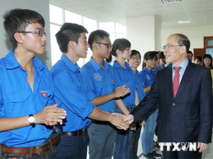 Chủ tịch Quốc hội Nguyễn Sinh Hùng với sinh viên Trường Đại học Luật Hà Nội. (Ảnh: TTXVN)