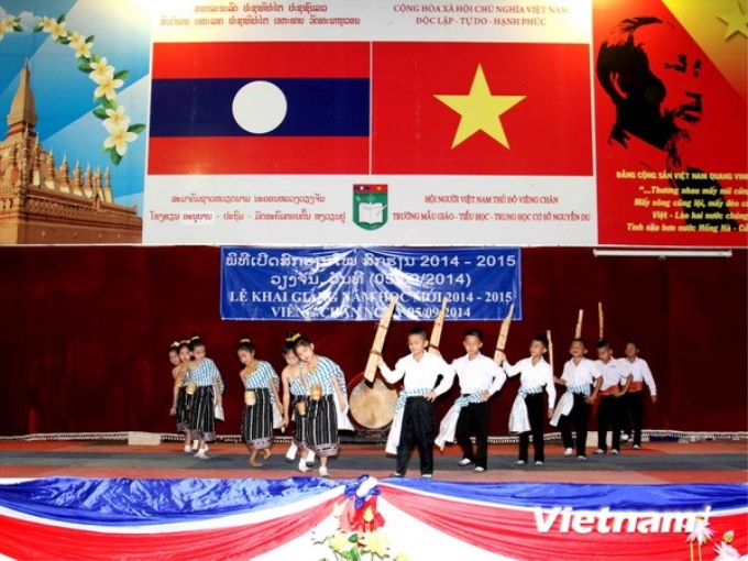 Các em thiếu nhi múa hát đón chào năm học mới. (Ảnh: Vietnam+)