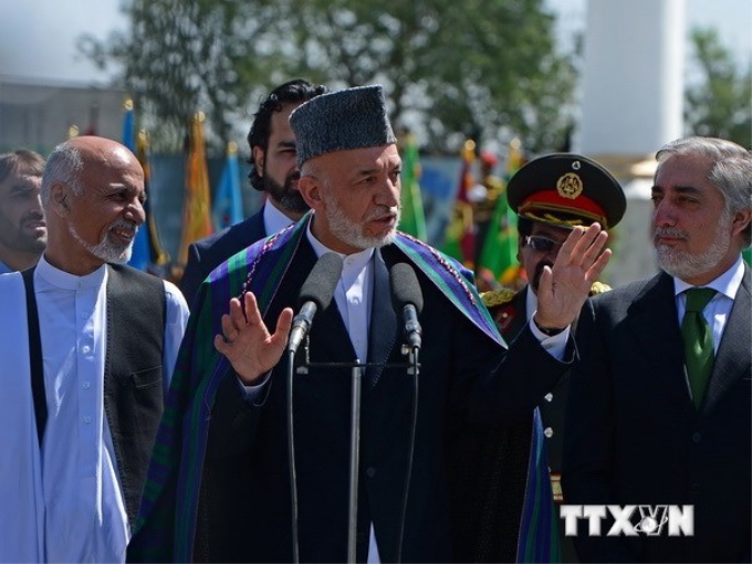 Tổng thống Hamid Karzai (giữa), ứng cử viên Ashraf Ghani (trái), ứng cử viên Abdullah Abdullah (phải). (Nguồn: AFP/TTXVN)