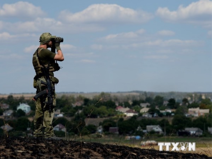 Binh sỹ Ukraine gác một ngọn đồi ở ngoại ô thành phố Mariupol. (Nguồn: AFP/TTXVN)