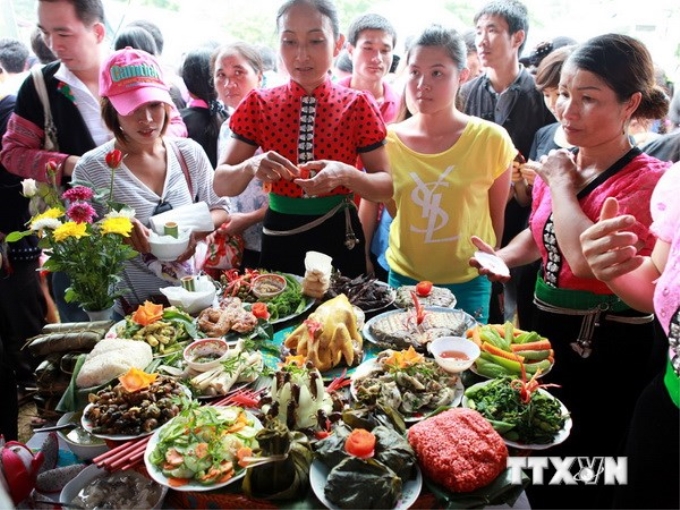 Mâm cỗ trong ngày lễ Độc lập ở Cao nguyên Mộc Châu. (Ảnh: TTXVN)