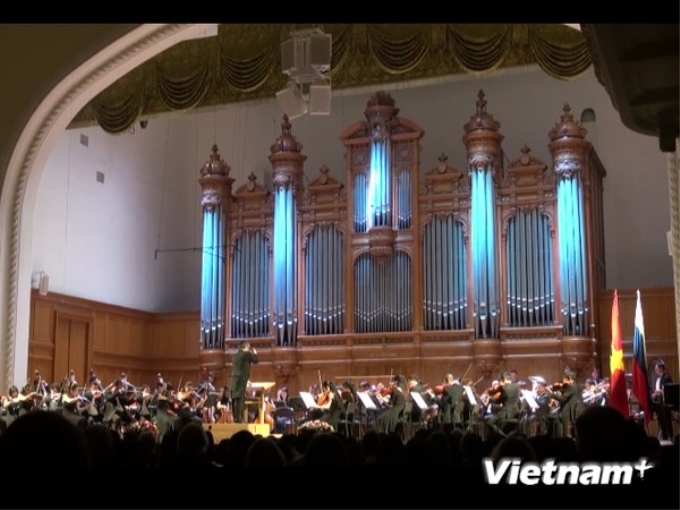 Dàn nhạc giao hưởng Việt Nam biểu diễn tại Nhạc viện P. I. Tchaikovsky ở Moskva. (Ảnh: Duy Trinh/Vietnam+)