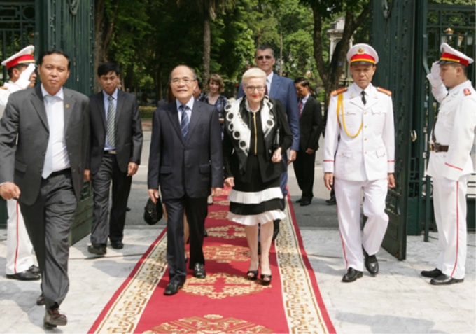 Chủ tịch Quốc hội Nguyễn Sinh Hùng đón Chủ tịch Hạ viện Australia, bà Bronwyn Bishop. Ảnh: Doãn Tấn - TTXVN