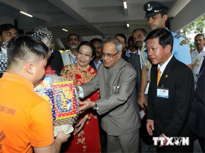 Tổng thống Cộng hòa Ấn Độ Pranab Mukherjee tặng quà nạn nhân chất độc da cam. (Ảnh: Thanh Vũ/TTXVN)