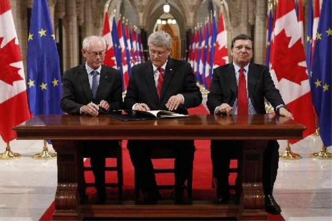 Chủ tịch EC Herman Van Rompuy (trái), Thủ tướng Canada Stephen Harper (giữa) và Chủ tịch Jose Manuel Barroso tại lễ ký kết. (Nguồn: THX)