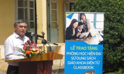 Tặng phòng học sử dụng sách giáo khoa điện tử tại Nghệ An