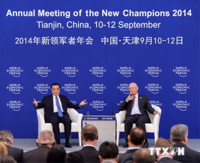 Thủ tướng Lý Khắc Cường (trái) và ông Klaus Schwab, nhà sáng lập, Chủ tịch hành pháp WEF trong cuộc gặp tại Thiên Tân, trước lễ khai mạc diễn đàn. (Nguồn: THX/TTXVN)