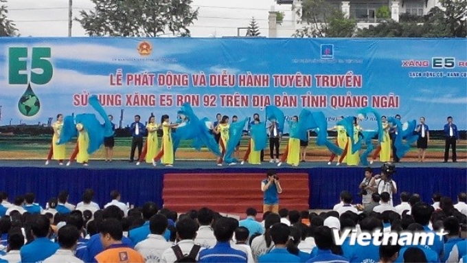 Lễ phát động, tuyên truyền sử dụng xăng E5 RON 92 tại thành phố Quảng Ngãi. (Ảnh: PV/Vietnam+)