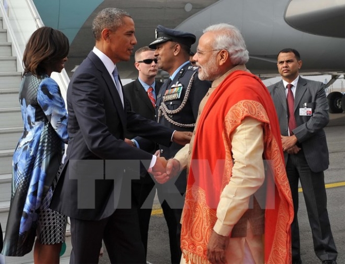 Thủ tướng Ấn Độ Narendra Modi (phải) đón Tổng thống Obama và phu nhân tại New Delhi. (Nguồn: AFP/TTXVN)