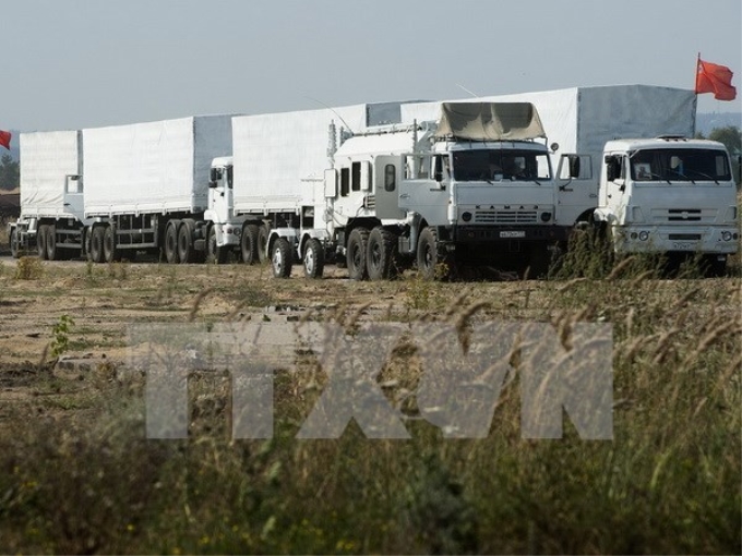 Đoàn xe viện trợ nhân đạo của Nga tại biên giới với Ukraine. (Nguồn: AFP/TTXVN)