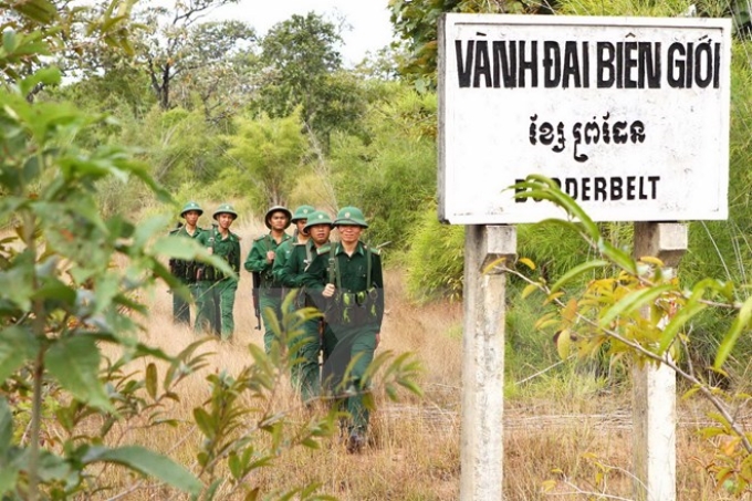 Chiến sĩ Đồn Biên phòng Ia R’vê (737), Đắk Lắk tuần tra khu vực vành đai biên giới. (Ảnh: Dương Giang/TTXVN)