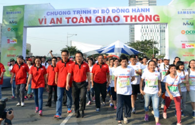 Đông đảo người dân tham gia chương trình đi bộ.