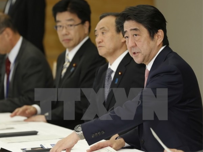 Thủ tướng Nhật Bản Shinzo Abe (phải) tại cuộc họp nội các ở Tokyo. (Nguồn: AFP/TTXVN)